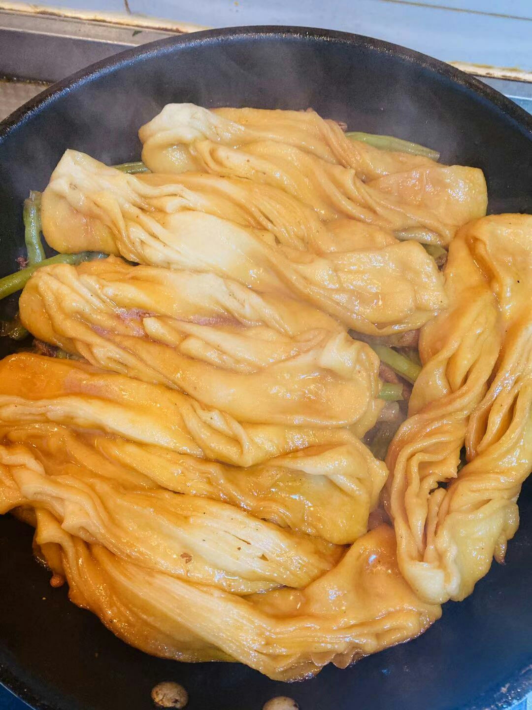 平谷特色美食-铁锅粘卷子的做法