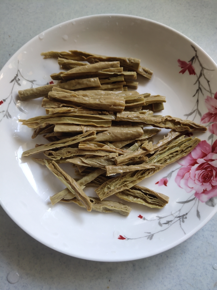 韭菜苔炒绿皮青豆腐竹的做法 步骤2