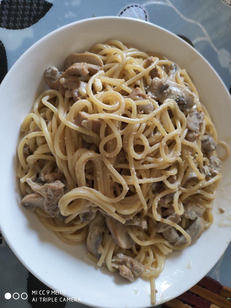 白蘑菇奶油培根意面