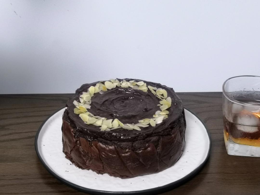 榛果巧克力巴斯克蛋糕