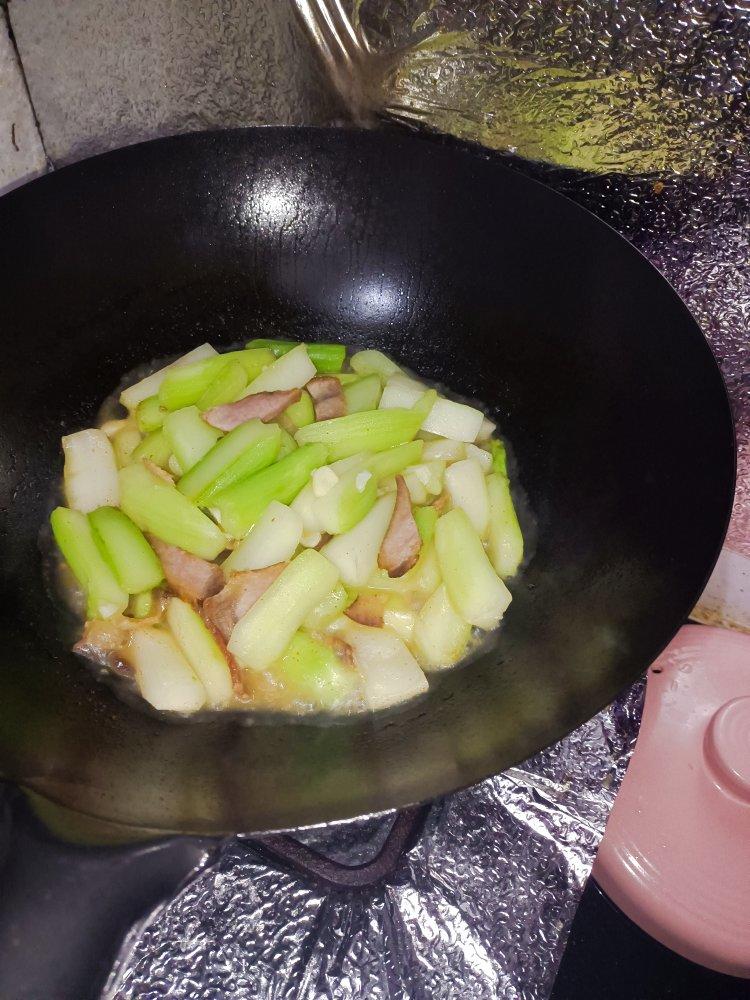 像极了小时候没肉吃才做的猪油渣炒儿菜