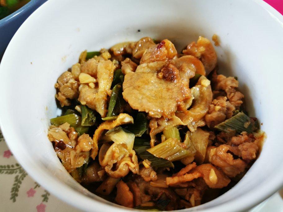 超级下饭米饭扒光光——葱爆五花肉片
