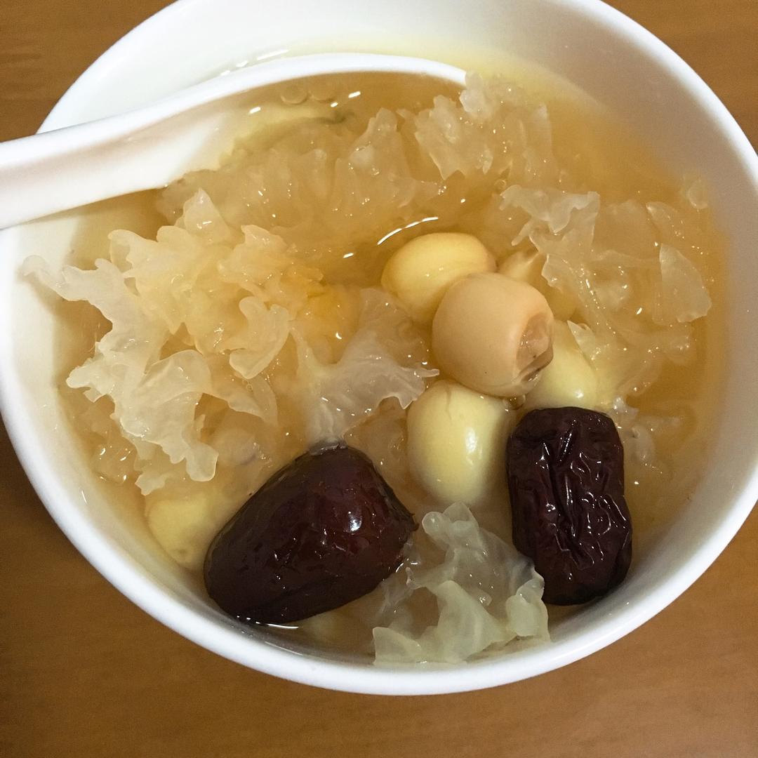 红枣莲子银耳羹