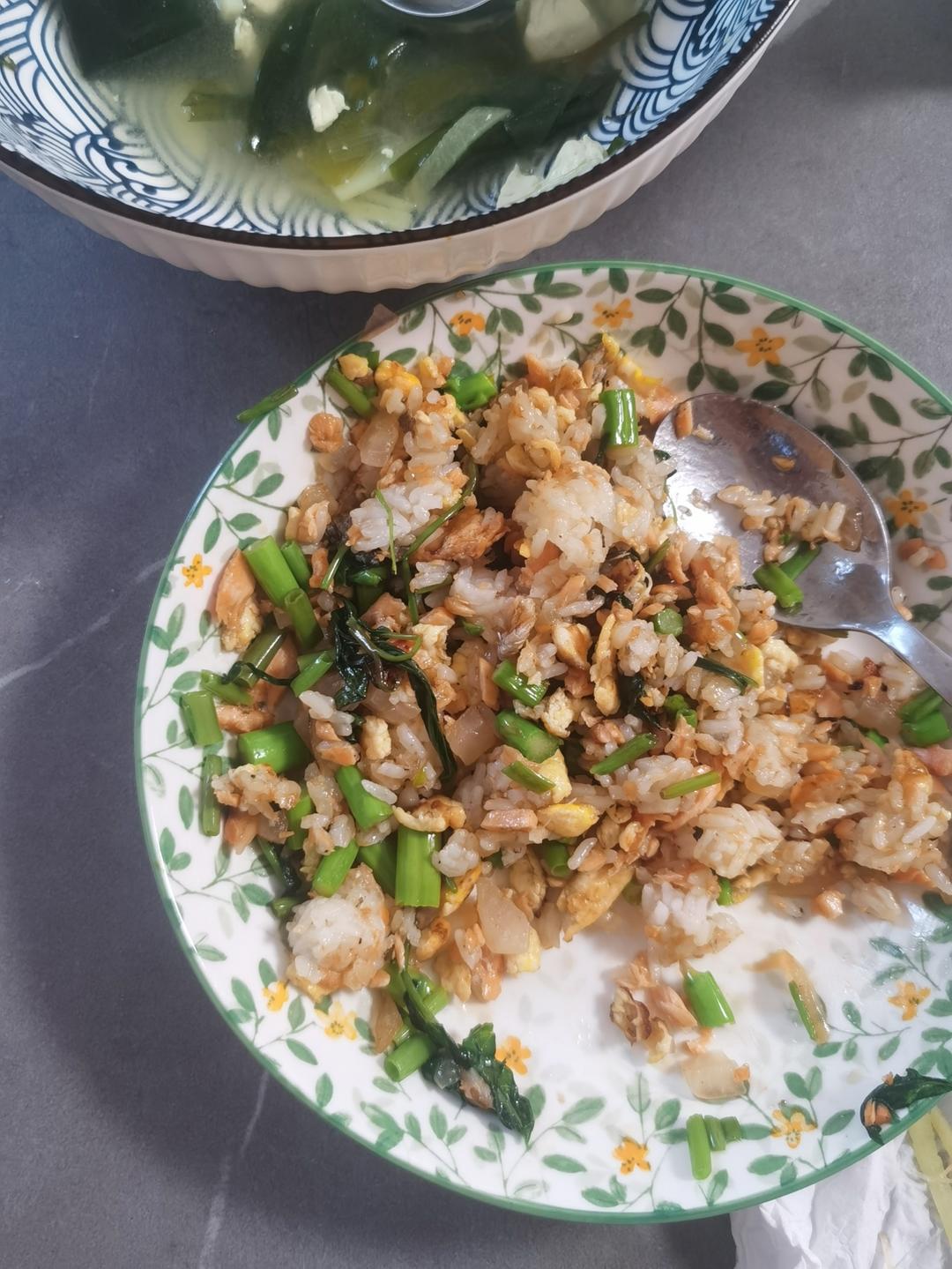 蒜香黄油三文鱼炒饭