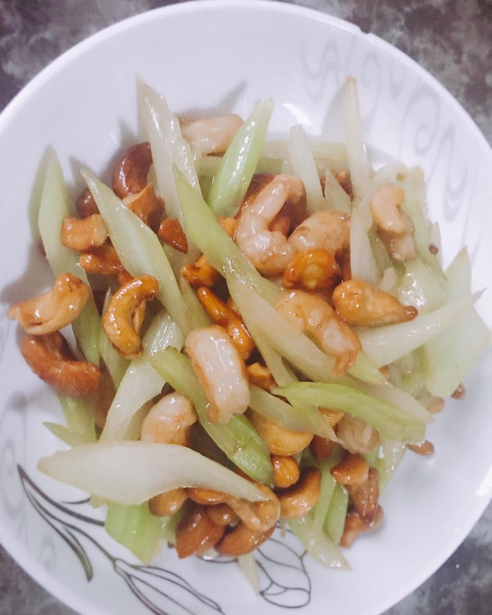 怎样炒出饭店级别的幼嫩西芹（附正确的西芹处理手法）