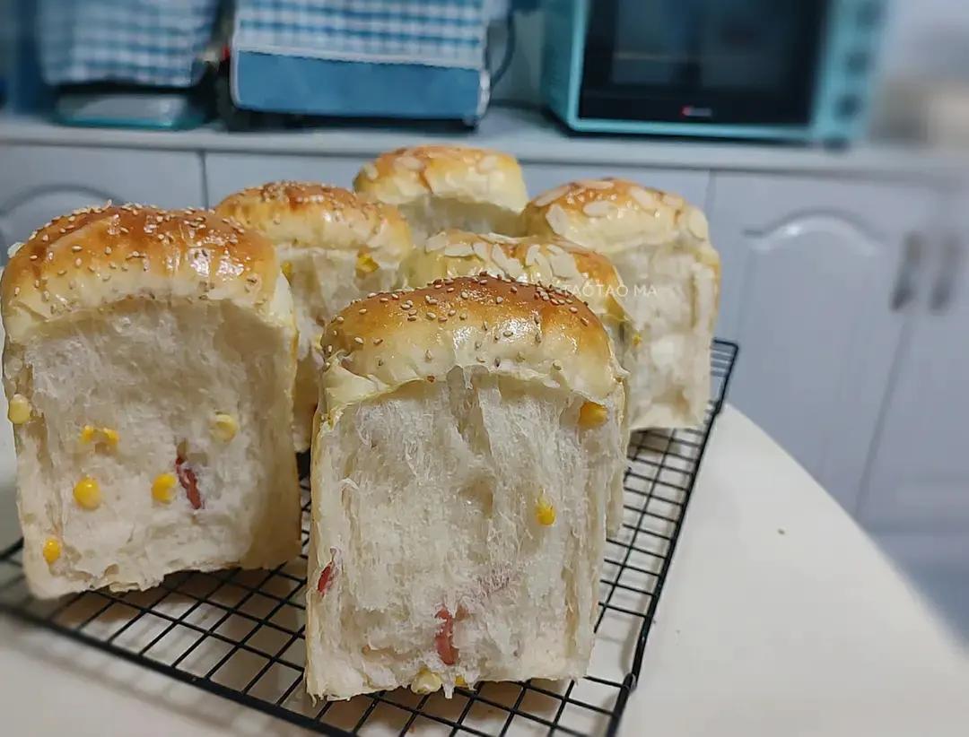 四拼小餐包（菠萝包/蒜香包/雪芙包/香肠包）