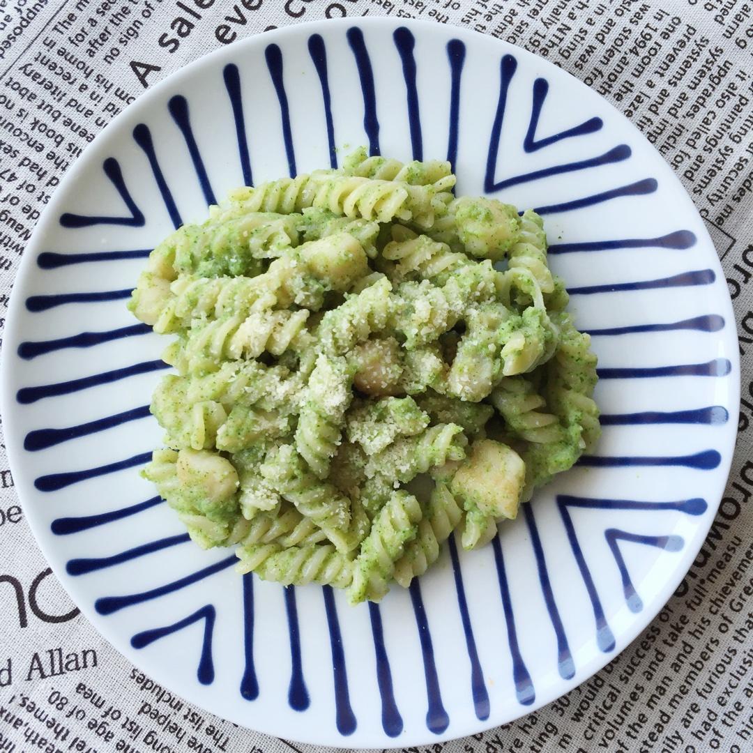 奶香西兰花龙利鱼意面