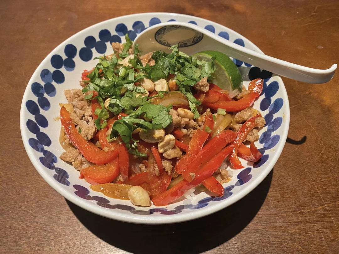 咸鲜可口的青红椒炒鸡丁