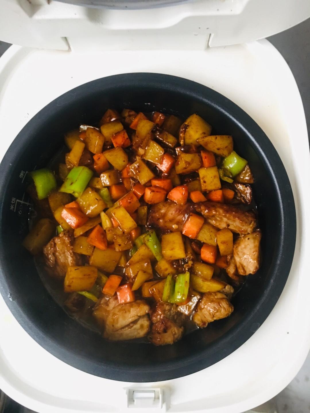 电饭煲土豆排骨焖饭