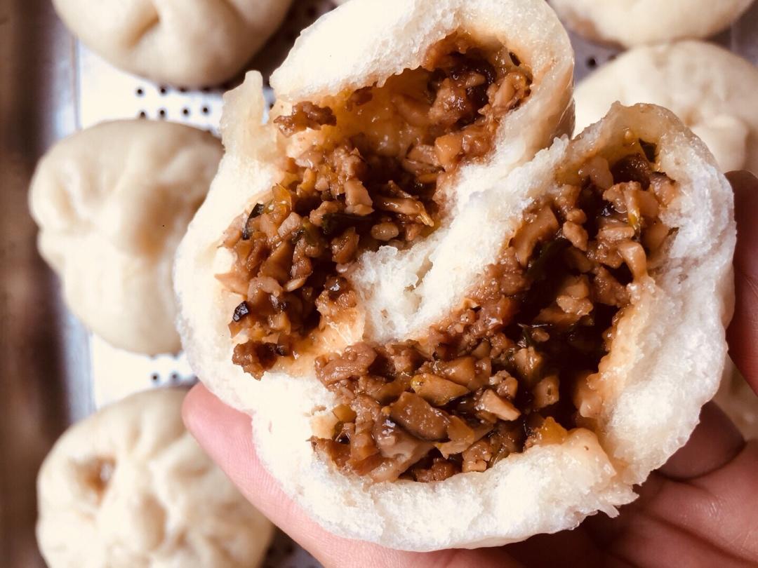 松软多汁的香葱香菇肉包子