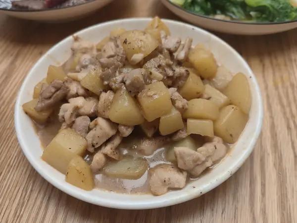 土豆和鸡腿的美味组合😋三丁炒鸡腿肉吃起来