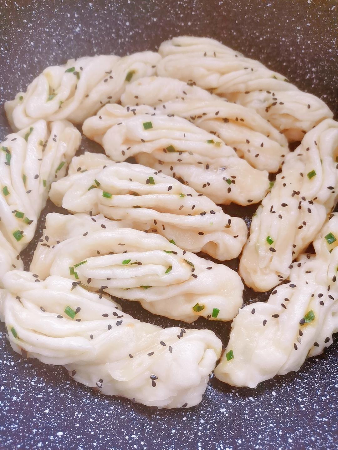 生煎葱油卷子（我觉的就是生煎包和葱油花卷的完美融合！）
