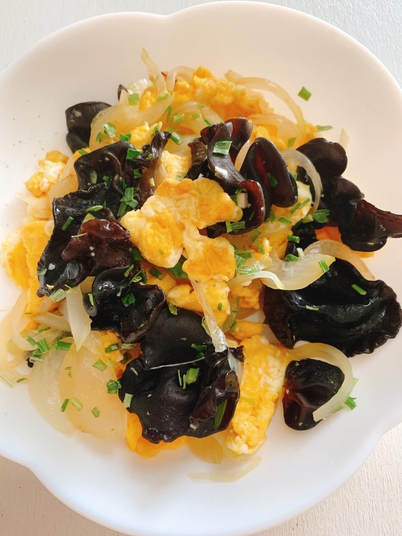 洋葱木耳炒鸡蛋