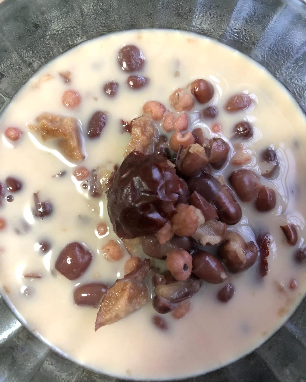 红枣红豆薏仁牛奶粥