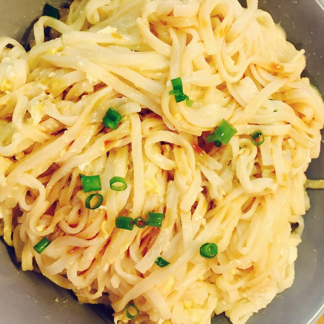 嫩黄鸡蛋拌面的做法