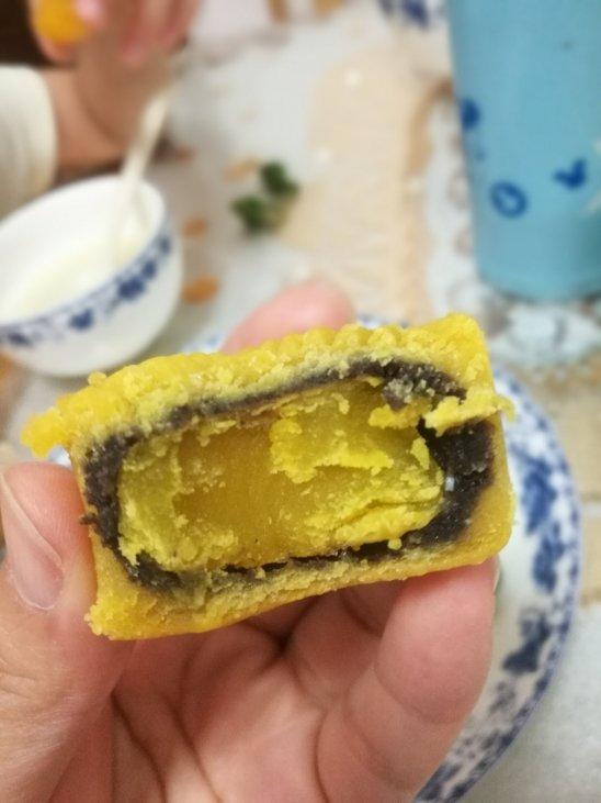 广式月饼—蛋黄芝麻月饼