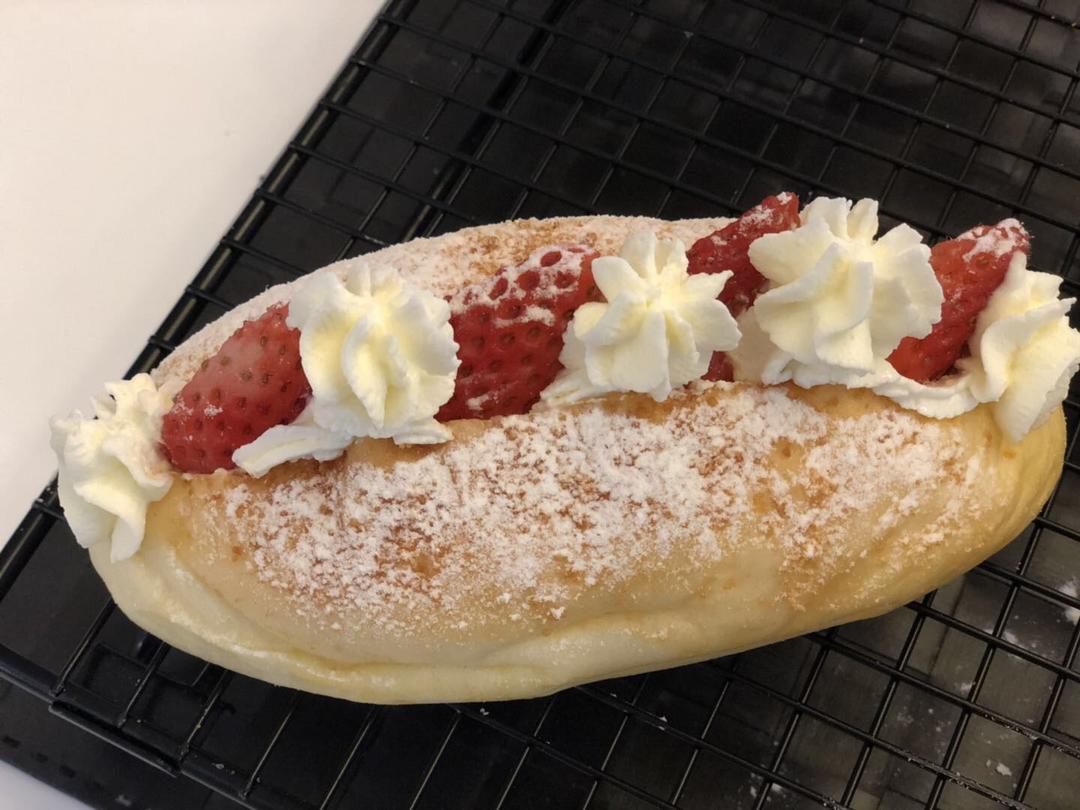 cindy_lulu做的草莓甜心面包(酸奶奶油霜)