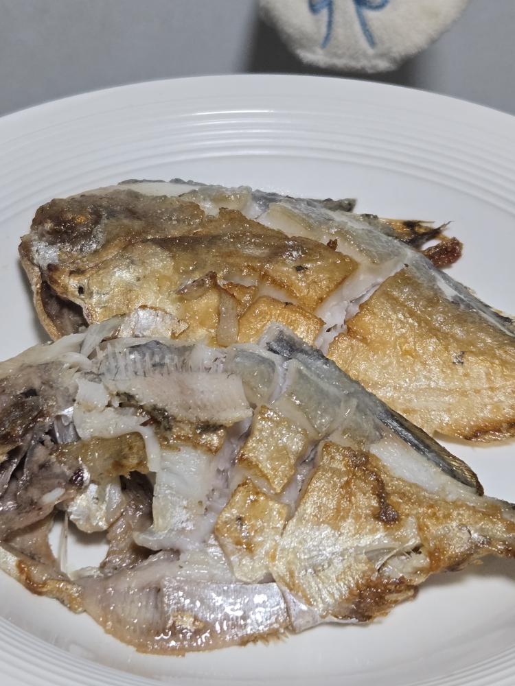 完美版干煎鲳鱼，皮不破、肉不碎、外香里嫩。
