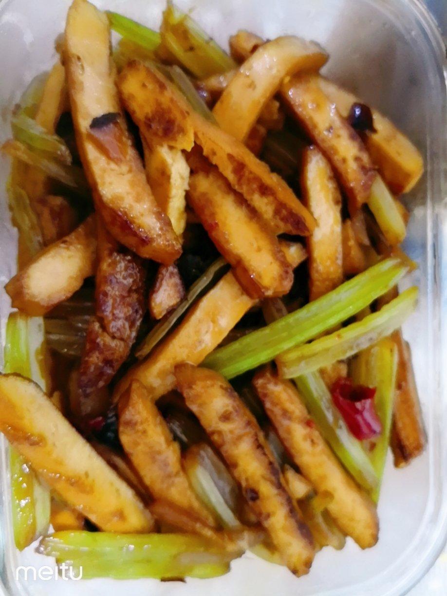 素菜：芹菜炒豆腐干
