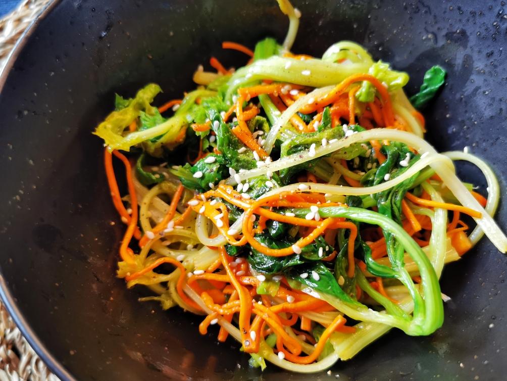 不浪费主义：虫草花X芹菜叶的做法