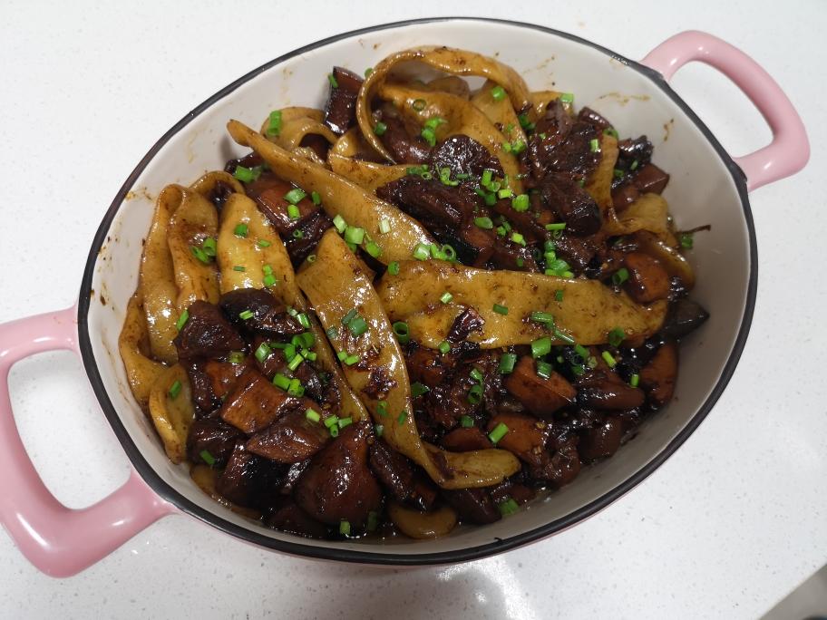 1人做过这道菜籽玉sh学生时代,老妈经常会买猪的护心皮,红烧味道超级