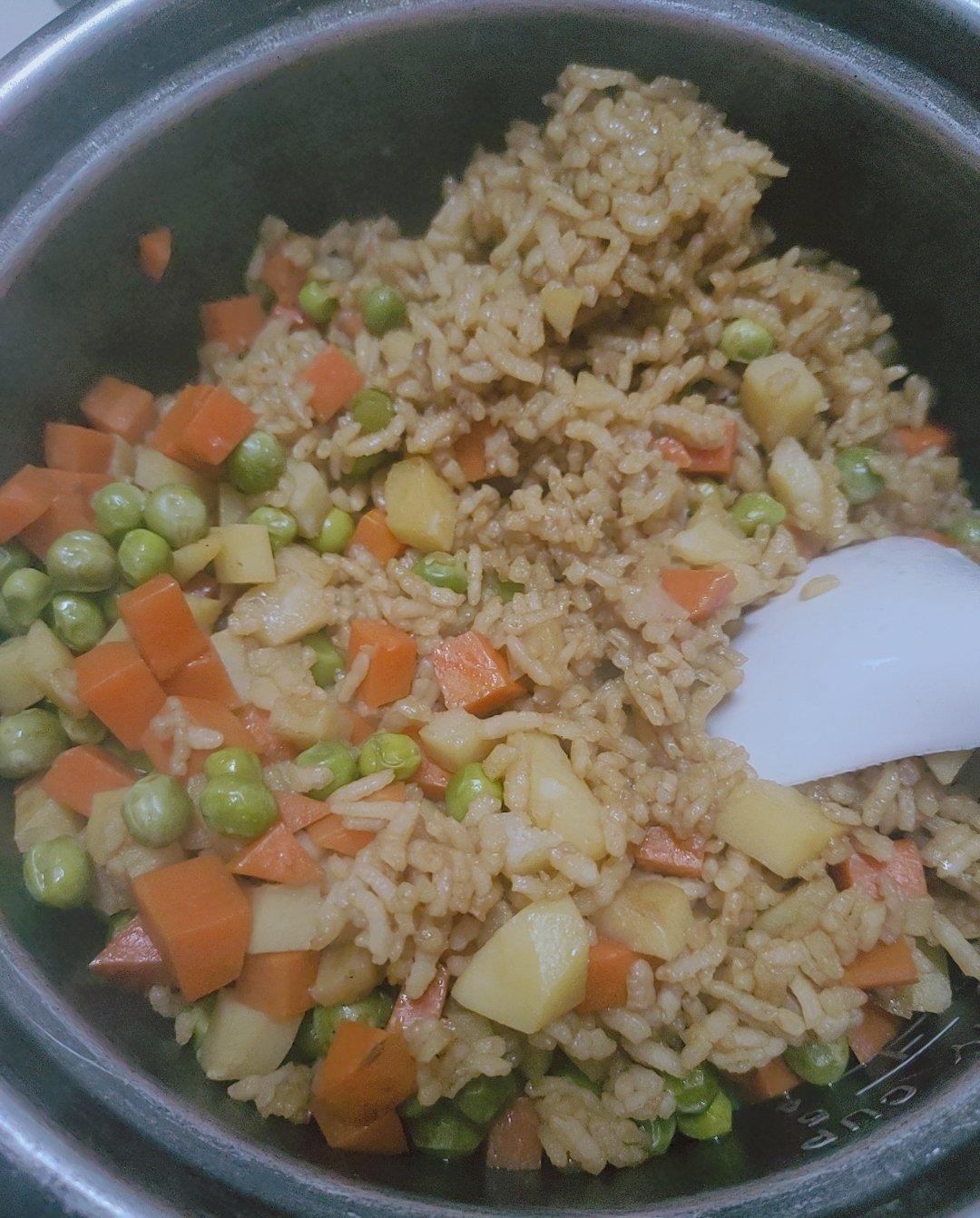 香肠土豆胡萝卜豌豆焖饭