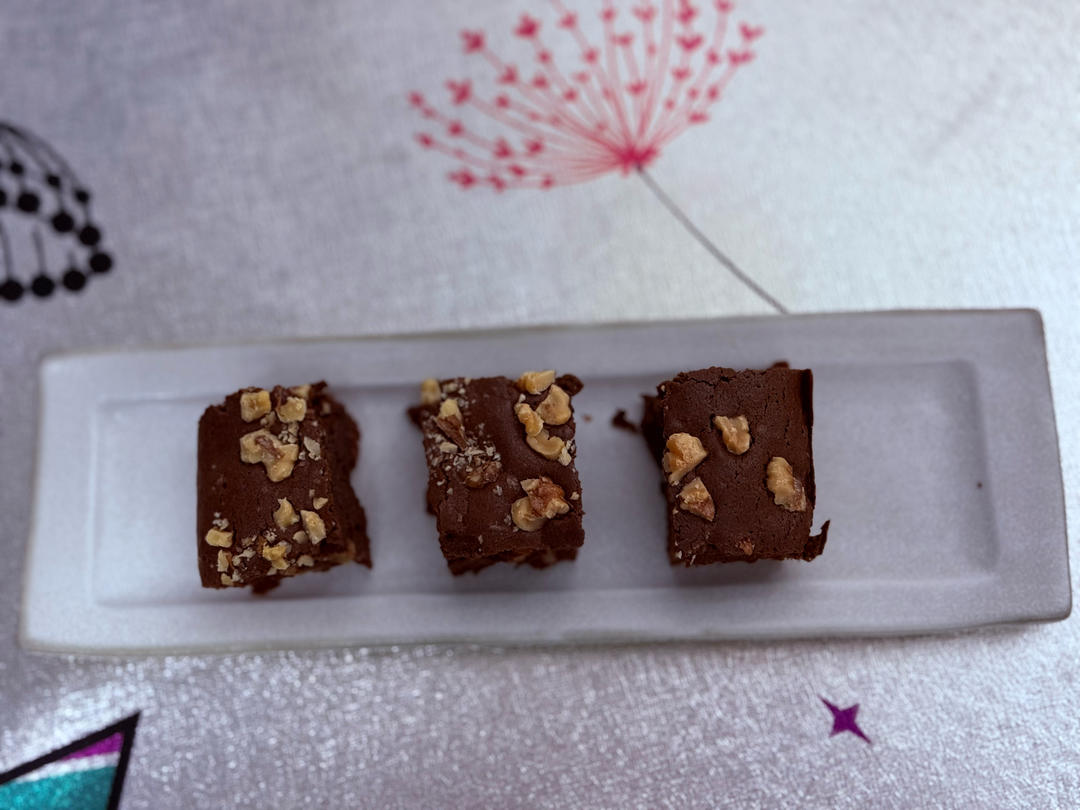 香味浓郁的巧克力布朗尼蛋糕
