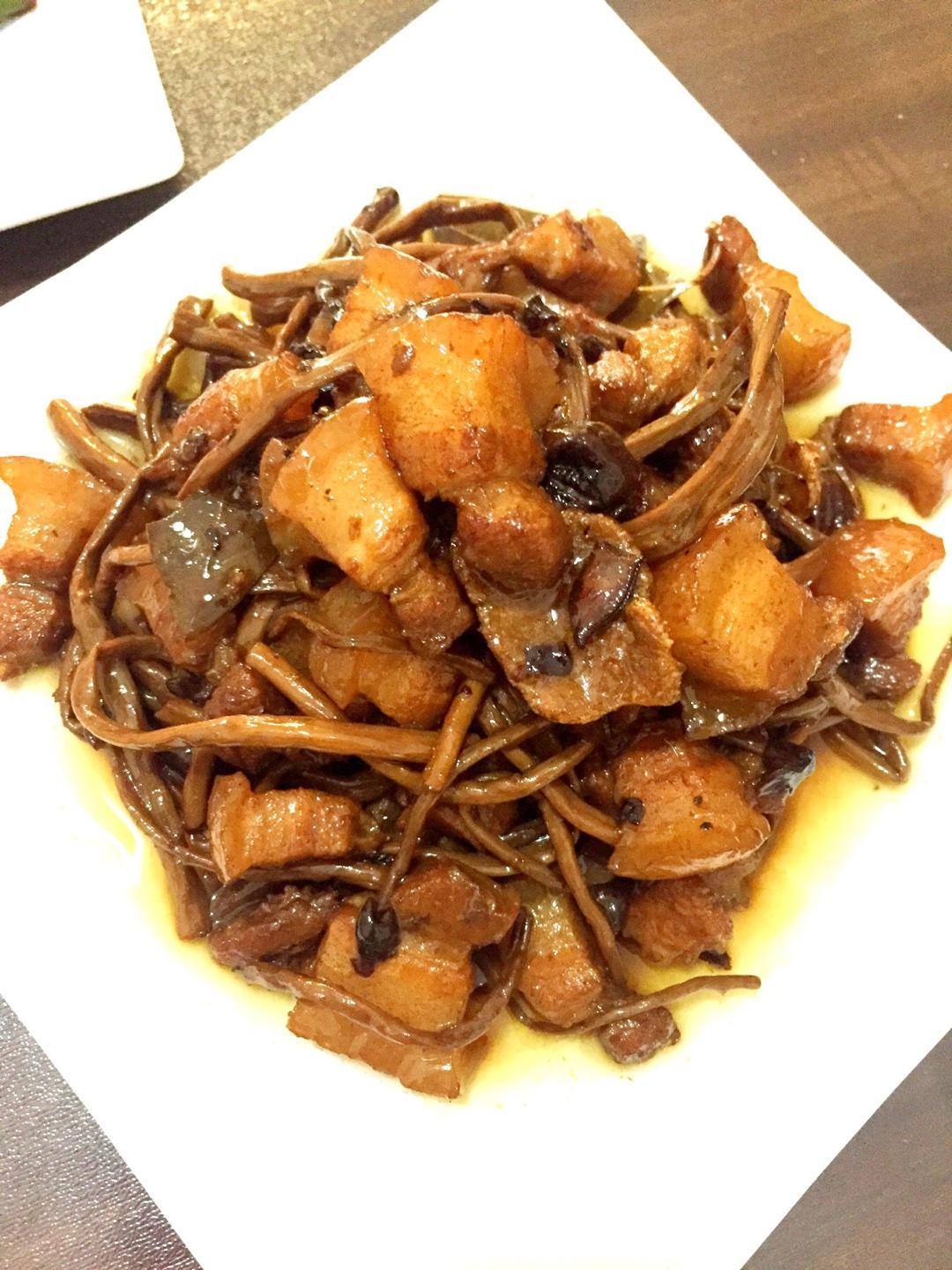 自家茶树菇烧肉的做法