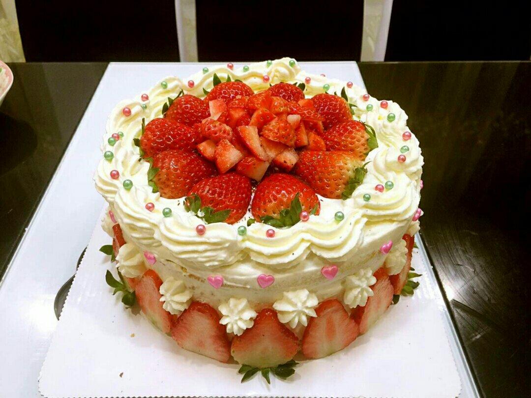 雪燕_g04m做的8寸焦糖奶油草莓裸蛋糕