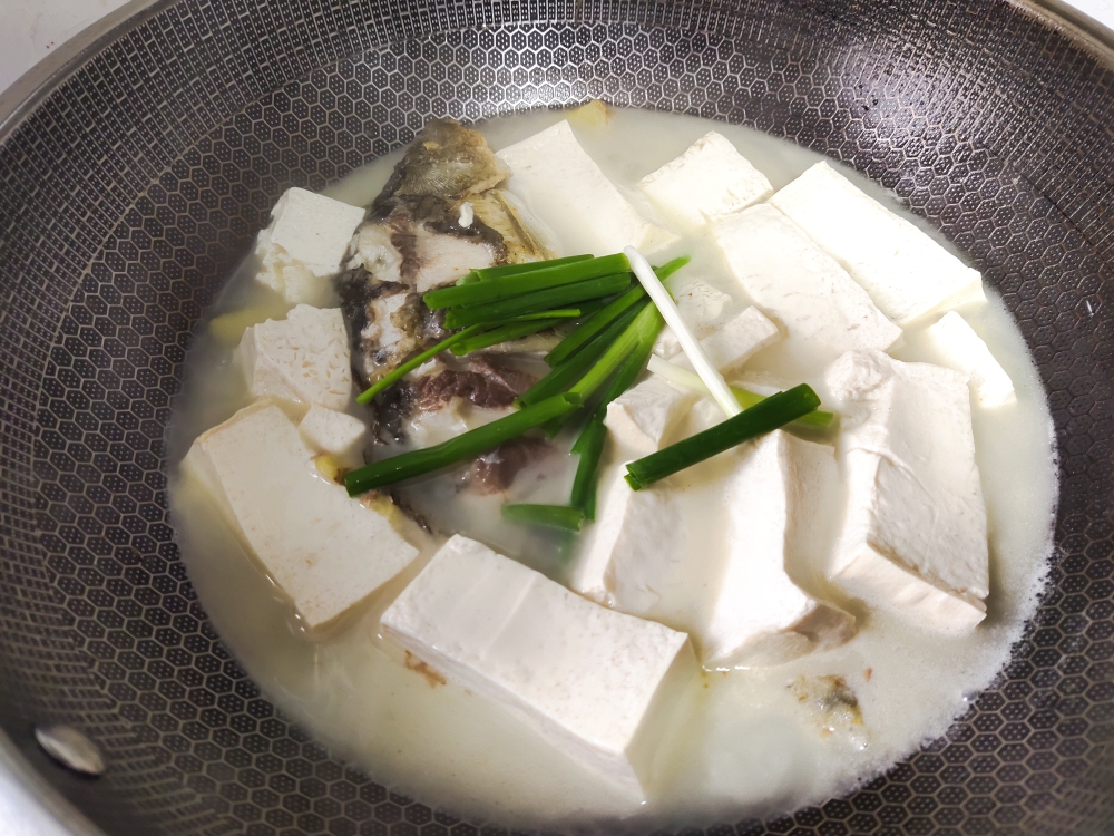 草鱼炖豆腐的做法 步骤3