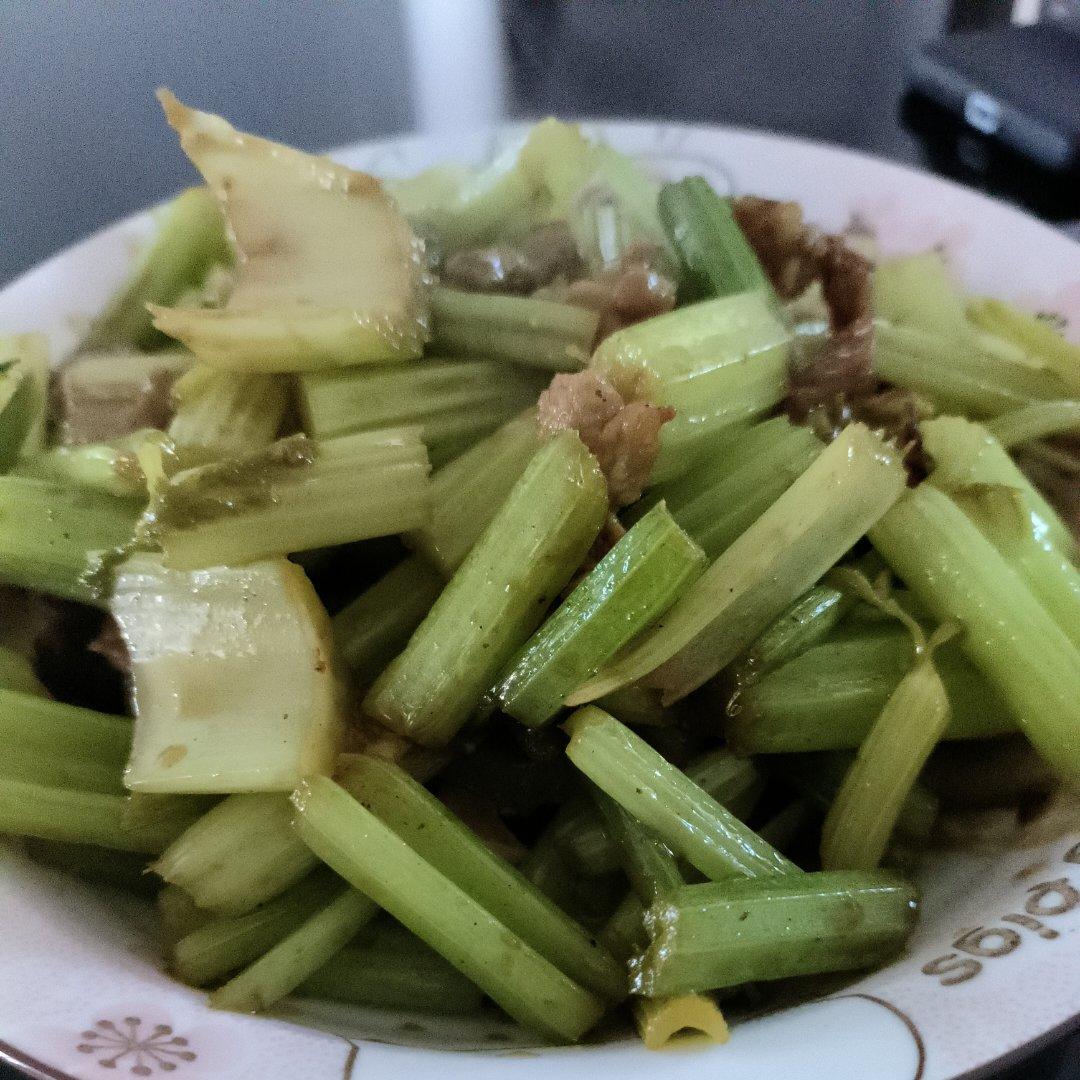 大厨教你芹菜炒肉的家常做法，从切到炒有讲究，口感味道太棒了
