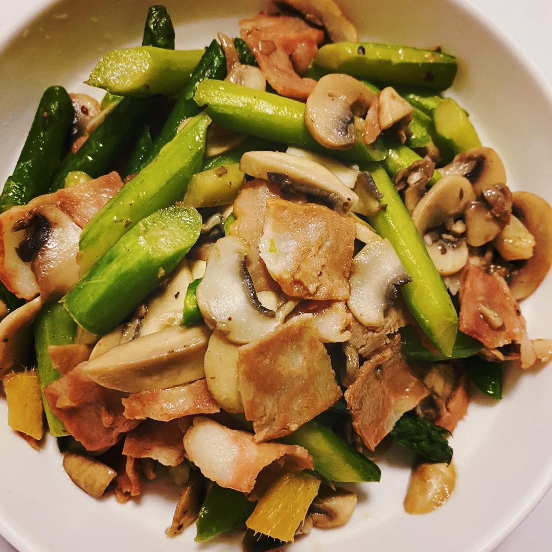 芦笋口蘑炒培根