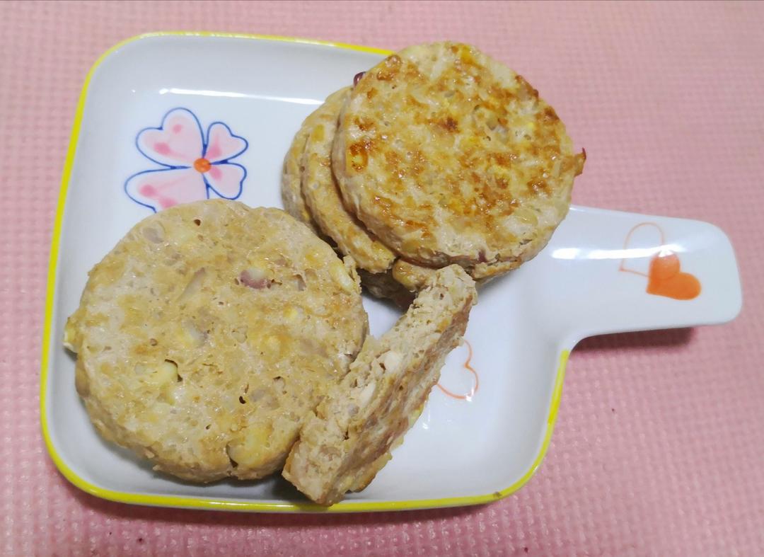 一口能吃到好几种蔬菜的鸡胸肉饼，