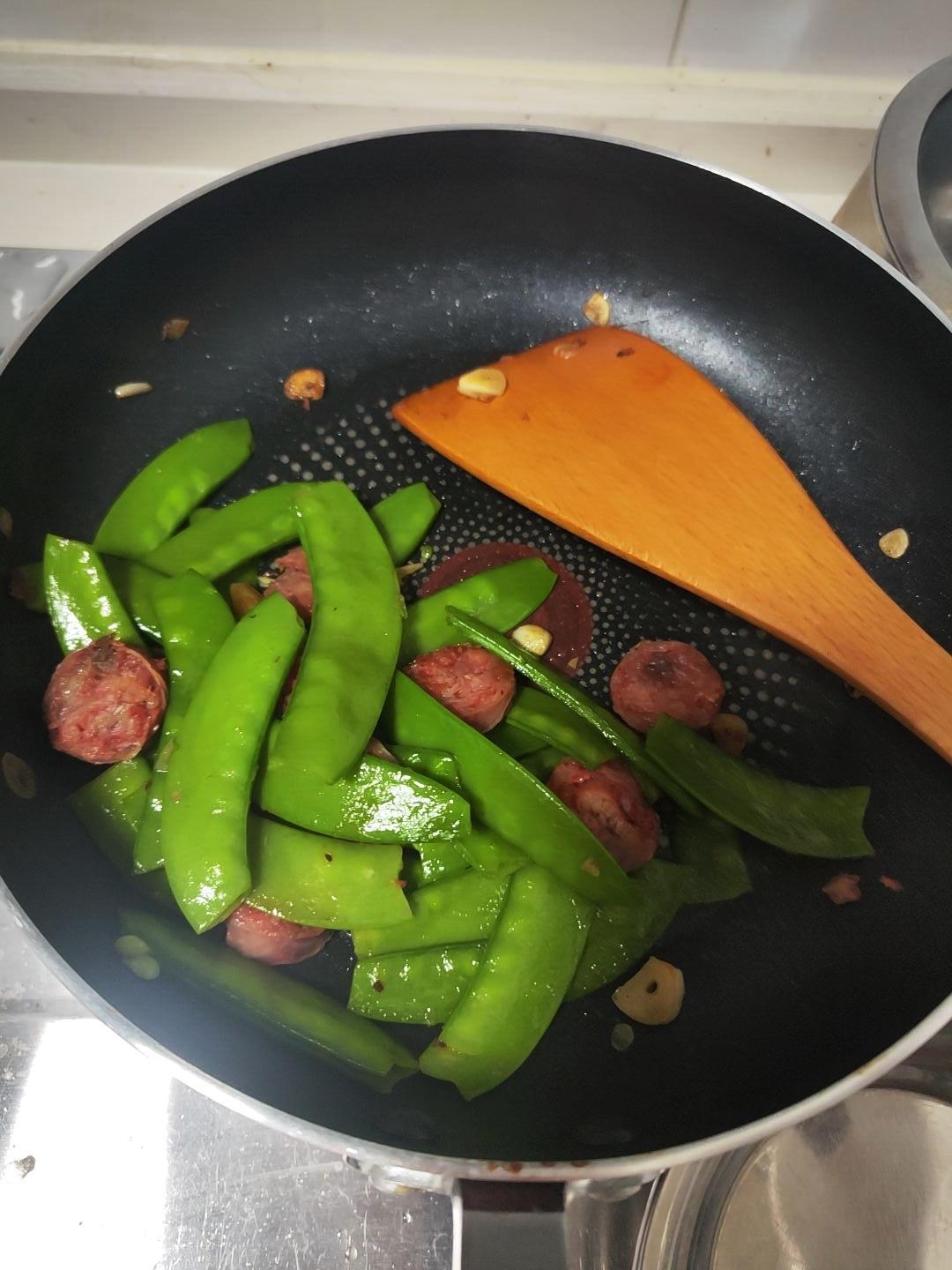 无比简单的荷兰豆炒腊肠，营养又好吃～！