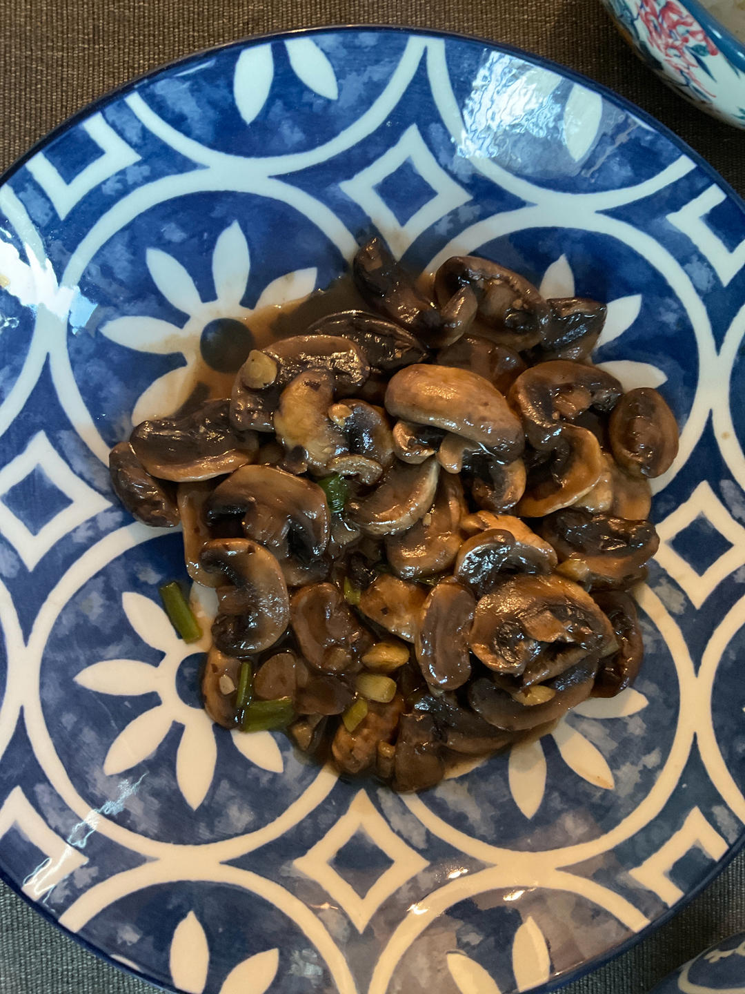 分享一个香菇好吃的做法，不用烧鸡不用炖汤，简单炒一炒，真香