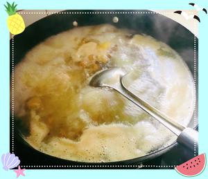 如何才能煲出金黄色的浓鸡汤（别急，有三个小法宝）的做法 步骤3