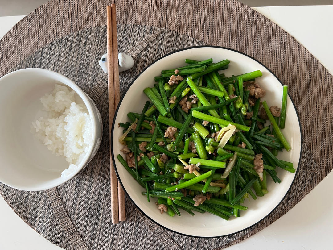 应季蔬菜，韭菜苔炒肉丝，这样做太费米饭了