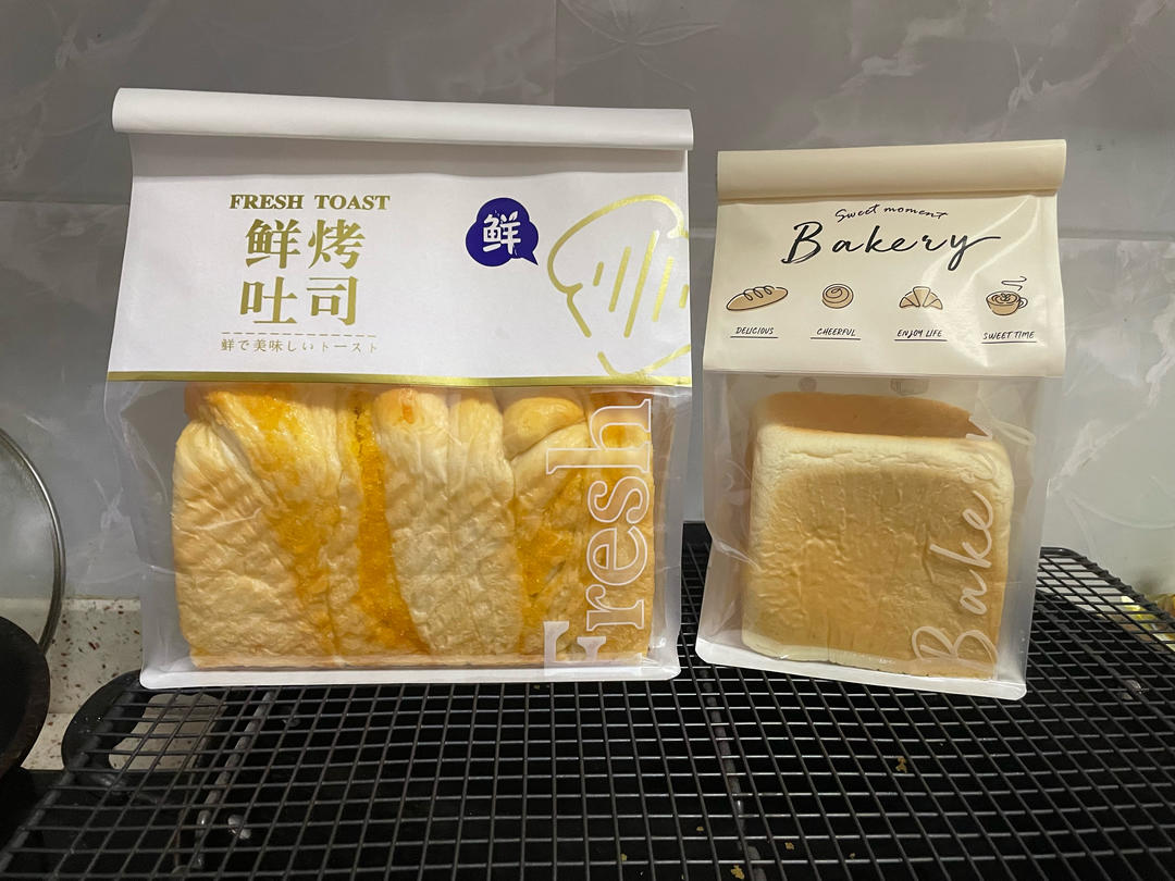 万能的、超级方便的百分百中种冷藏发酵法面包、菠萝包