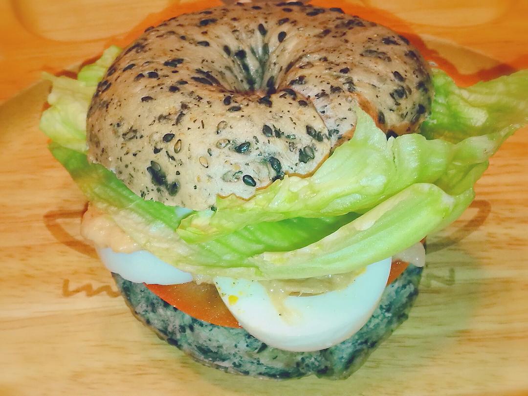 黑芝麻贝果三明治