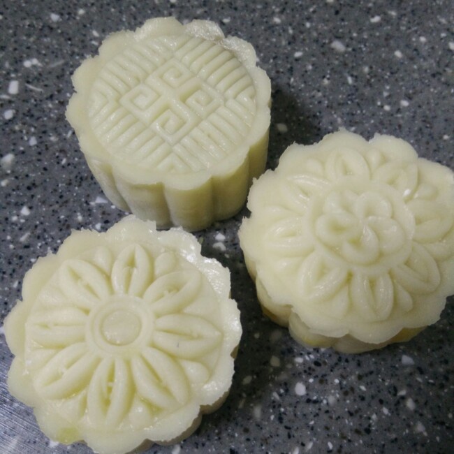 绝世好方！不开裂不粘手港式冰皮月饼（附奶黄馅做法）