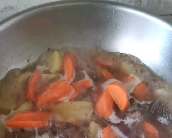土豆炖牛肉胡萝卜的做法 步骤2