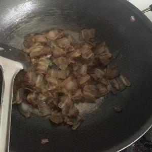 豌豆炒腊肉的做法 步骤3