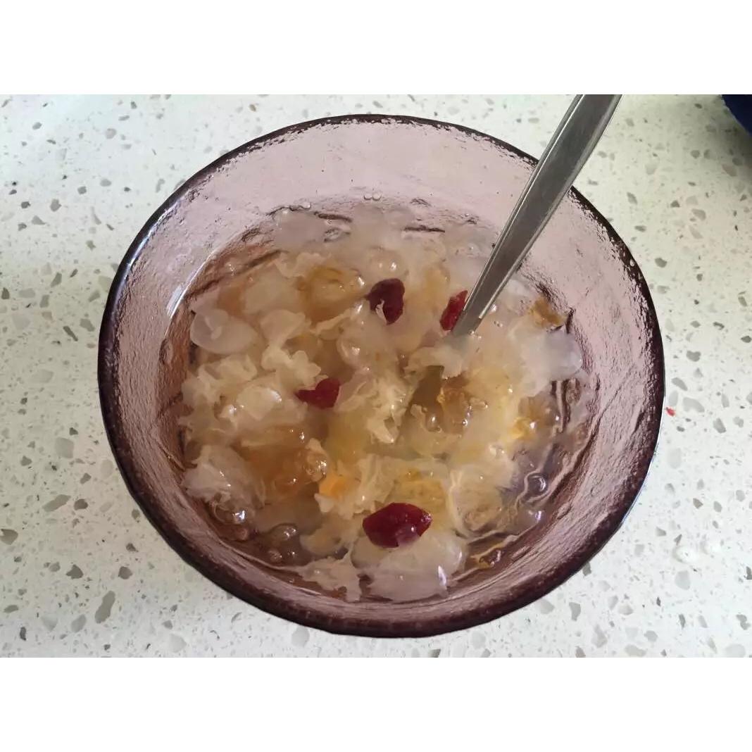 蔓越莓桃胶银耳羹