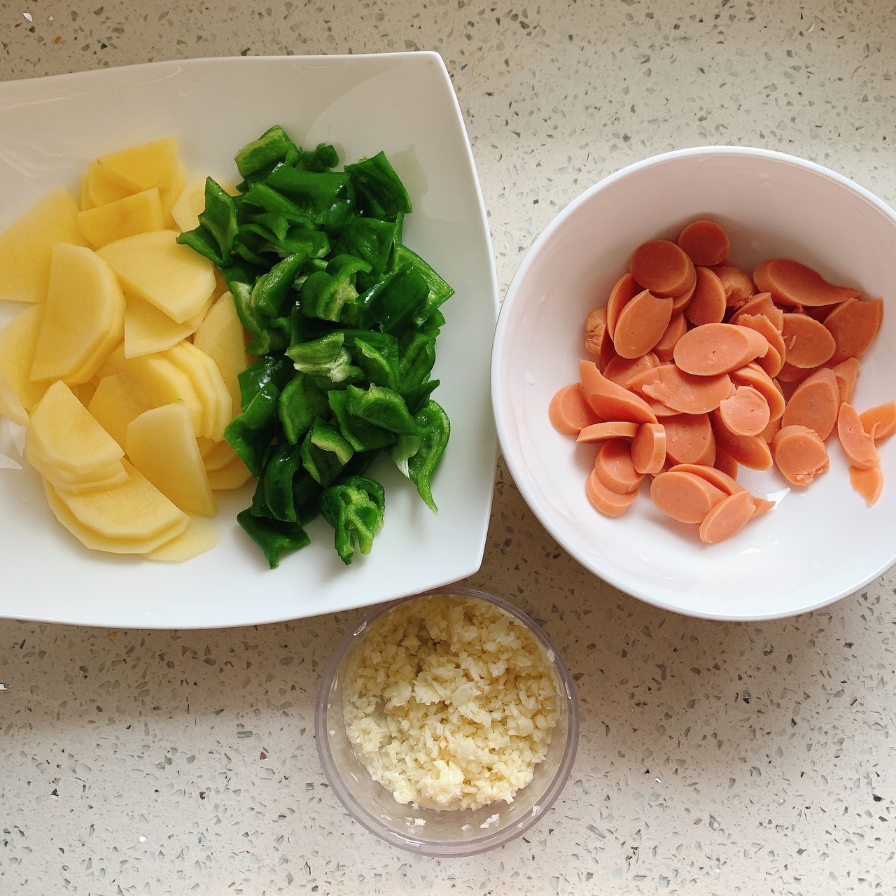 土豆片炒火腿肠的做法 步骤1