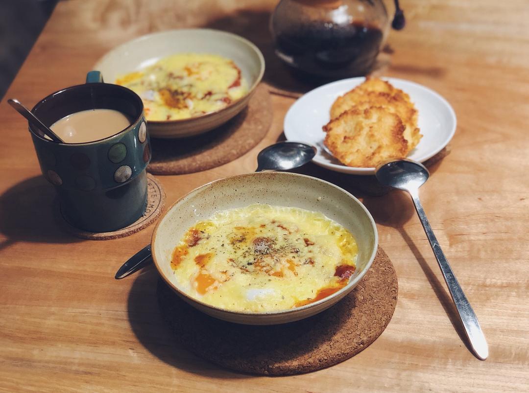 只需摆好材料去微波！惊艳全家的早餐端上桌：香肠奶酪烘蛋