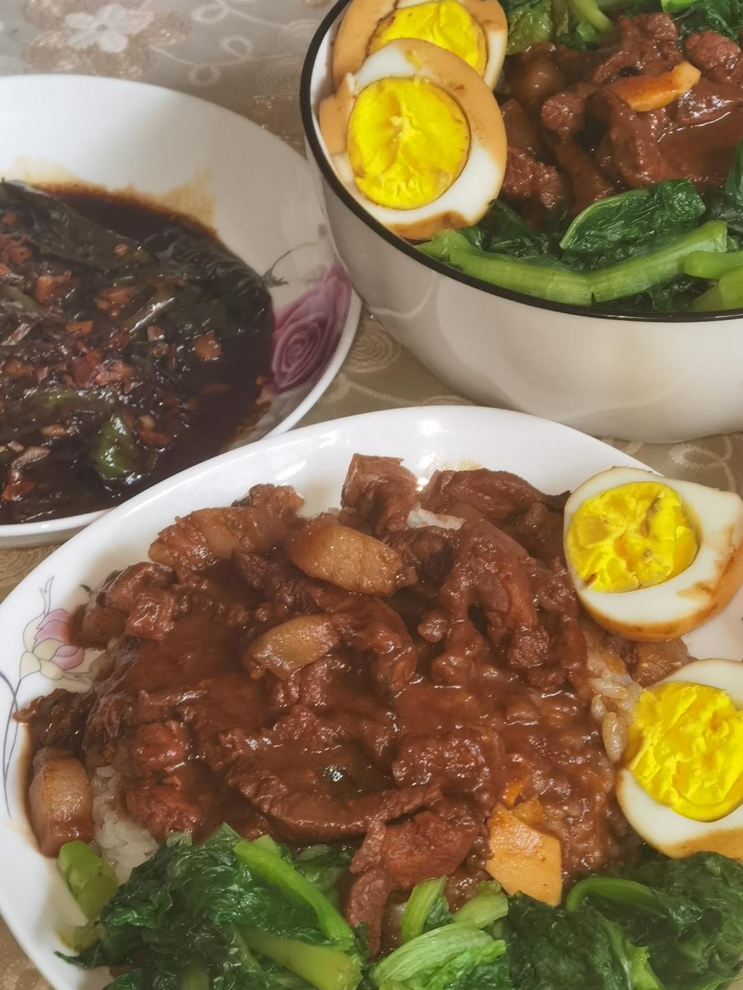 连勺都香的糯耙卤肉饭