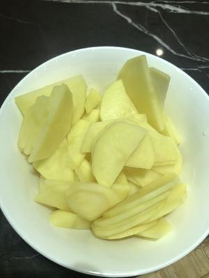 土豆炒洋葱的做法 步骤2