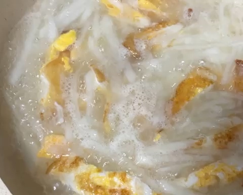 鲜掉眉毛的萝卜鸡蛋汤的做法
