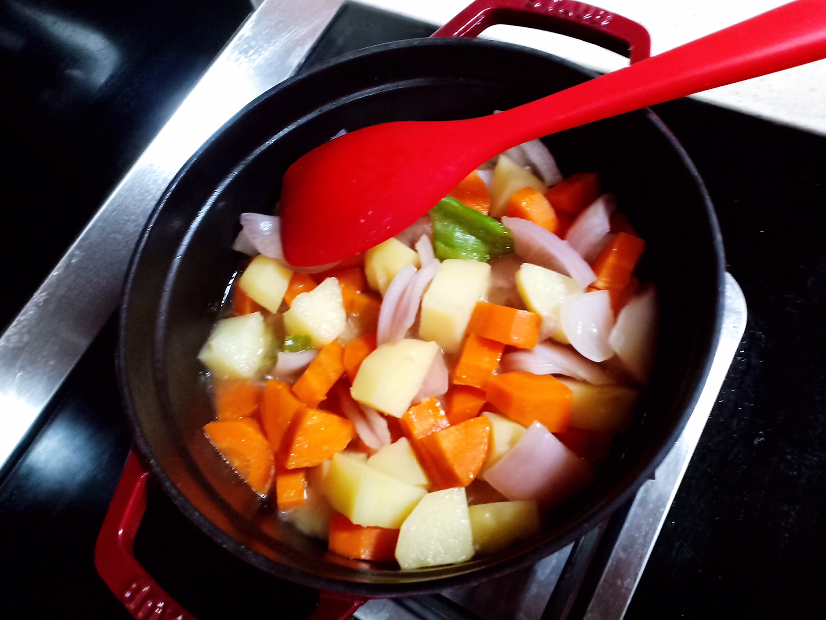 staub铸铁锅做咖喱土豆炖鸡的做法 步骤6