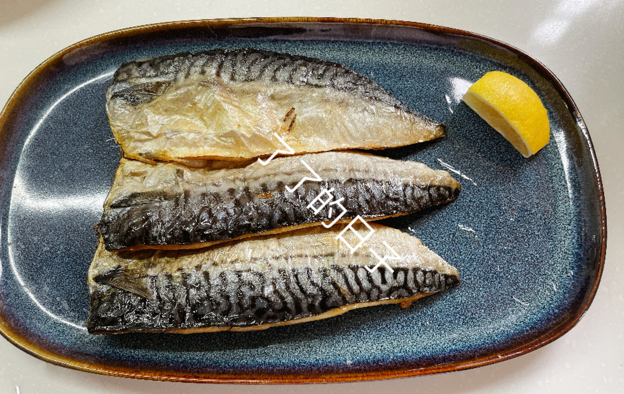 盐烤青花鱼～～最普通的日式烤鱼的做法 步骤5